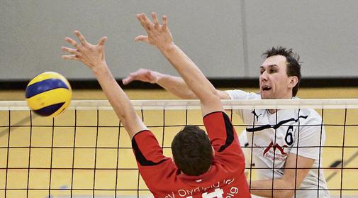  Björn Mechelk (r.) und der MTV Gamsen feierten in der Volleyball-Landesliga